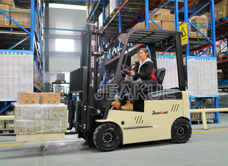 1.5-2.5T鋰電池四輪電動(dòng)叉車