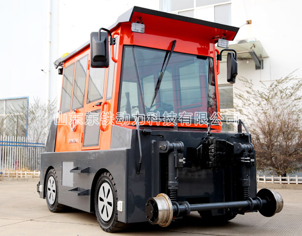 東鐵動力：QY300噸公鐵兩用牽引車