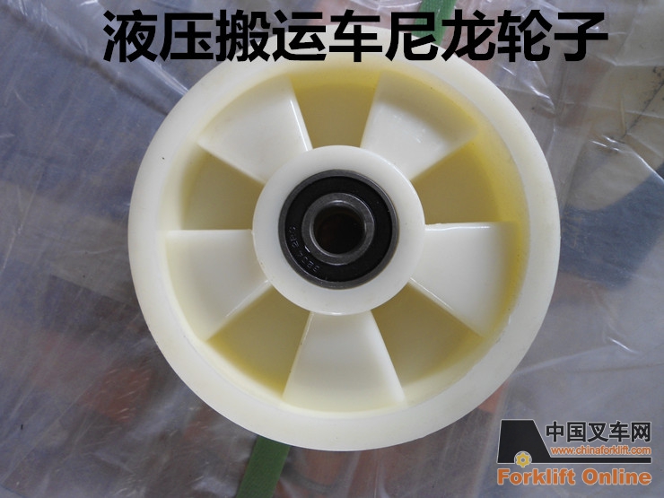 手動(dòng)叉車使用于倉庫管理中