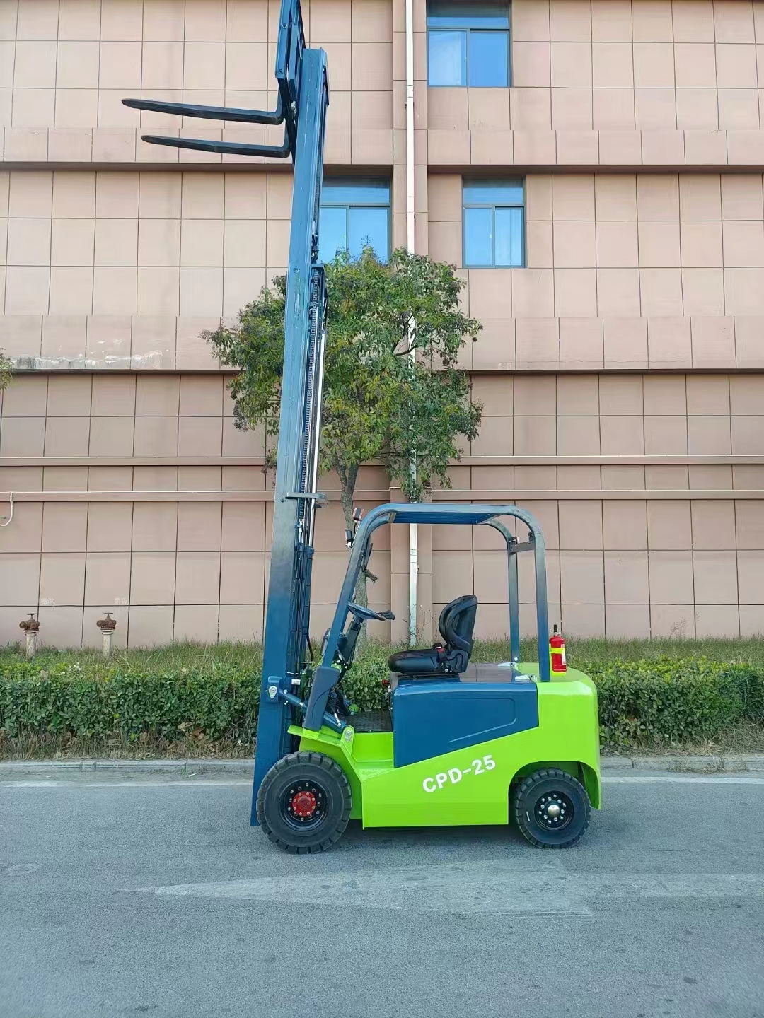 電動(dòng)叉車(chē)0.5_3噸四輪平衡重全電動(dòng)叉車(chē)座駕式電瓶叉車(chē)