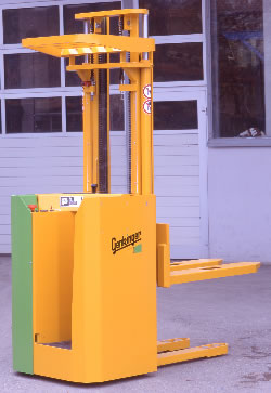 德國(guó)根克爾(genkinger)1.6噸站駕前移式叉車(chē) ESV16/38