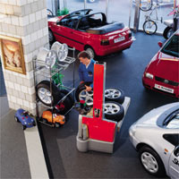 美國雷蒙叉車(RAYMOND)2200磅步行式半自動電動堆高機 Model EMC