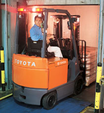 美國豐田叉車(TOYOTA)4000磅四輪電動(dòng)平衡重叉車 7FBCU20
