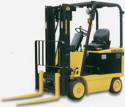 斗山內(nèi)燃實心胎叉車 BC30S-2