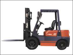 臺勵(lì)福平衡重叉車 內(nèi) 燃 叉 車