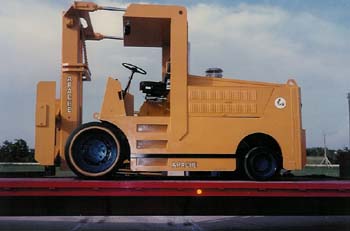 美國Apacheforlift& Equipment重箱內(nèi)燃平衡重叉車