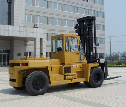大連叉車15噸輕型內(nèi)燃平衡重叉車