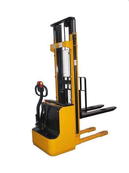 公司可訂做電動(dòng)堆高車(chē)，堆高車(chē)北京廠家 可訂做電動(dòng)堆高車(chē)，各種電動(dòng)堆高車(chē)