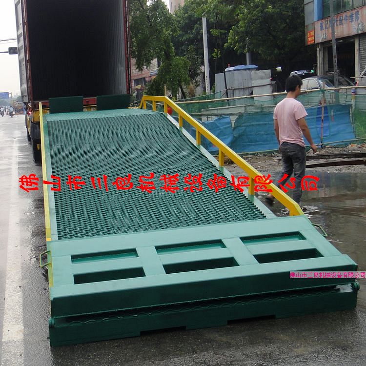 移動(dòng)式登車(chē)橋 移動(dòng)式裝卸平臺(tái) 廣州登車(chē)橋廠家直銷(xiāo) DCQY-8T-10M
