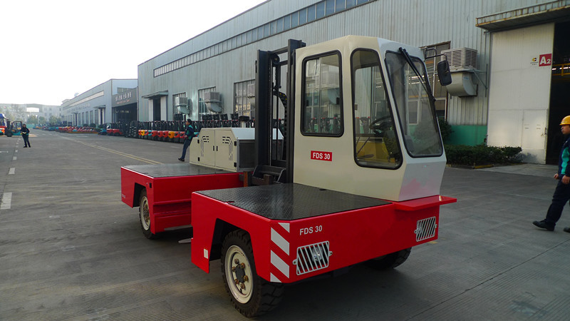 內(nèi)燃側(cè)面叉車(chē)（3 5 6噸） FDS30