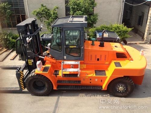 供應(yīng)華南重工內(nèi)燃重型15噸叉車廠家對比杭州15噸叉車價格 HNF-150