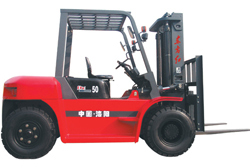 一拖8噸內(nèi)燃柴油平衡重叉車 CPCD80A/CPCD80B